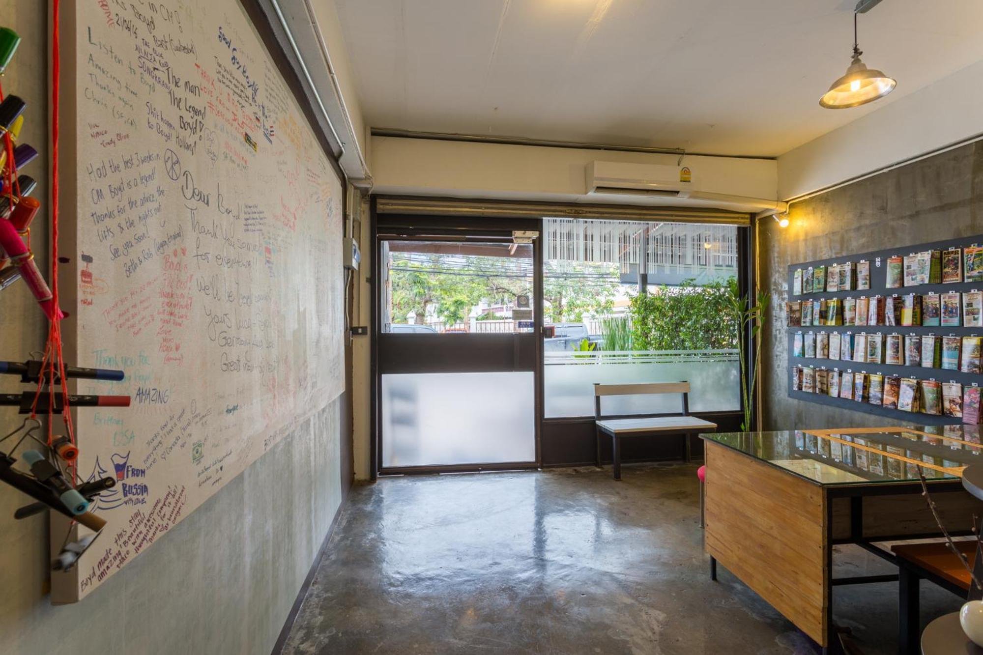 Zz Hostel Chiang Mai Exteriör bild